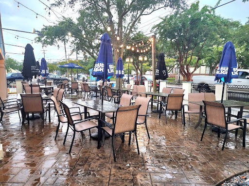 Val's Sports Bar & Grill